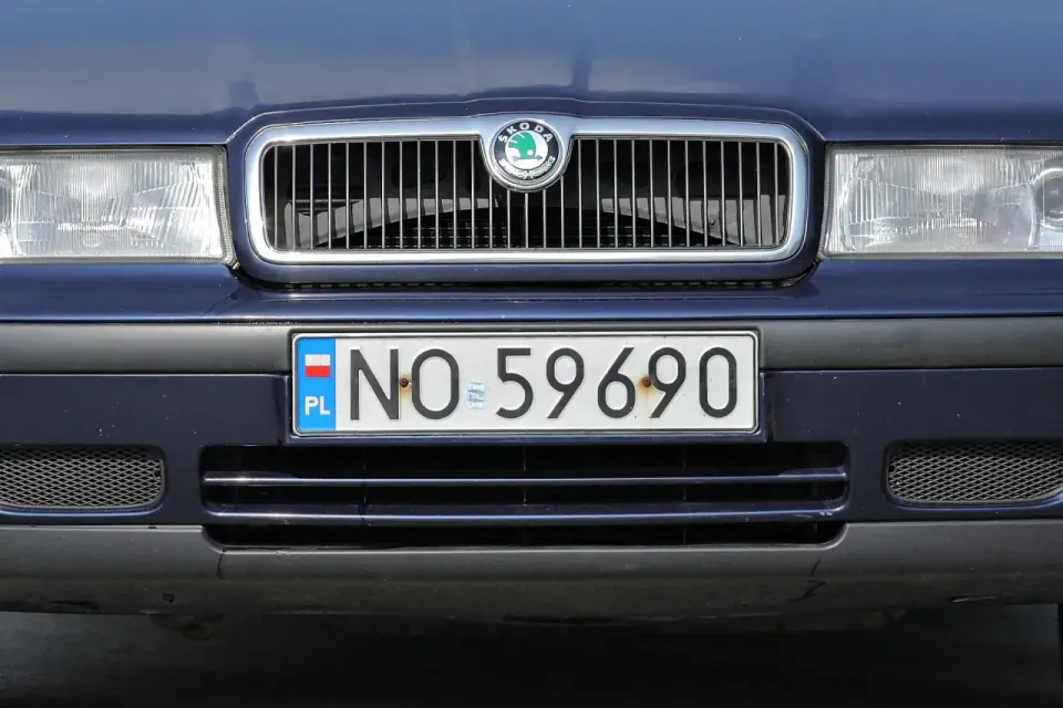 TKA na tablicy rejestracyjnej - co oznacza i jak ją odczytać